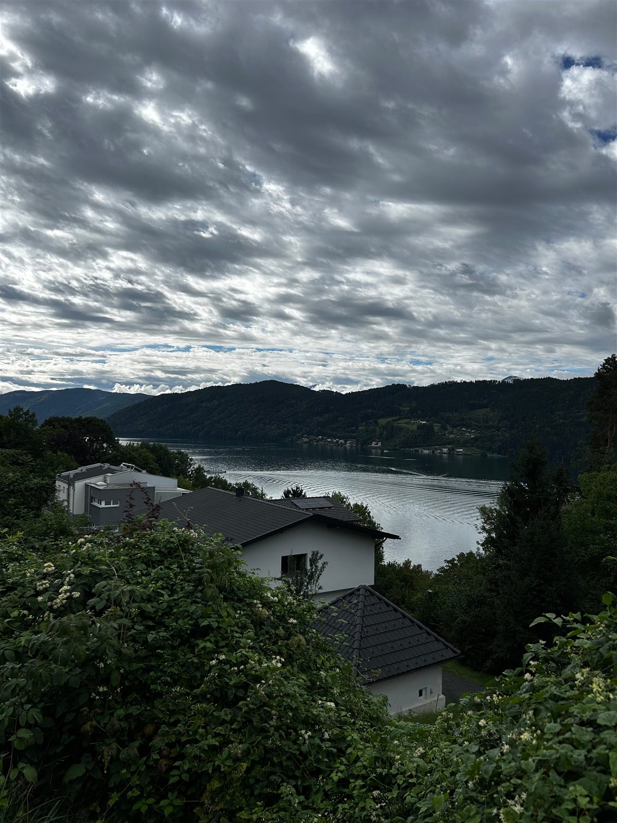 Seeblick bei bewölktem Himmel