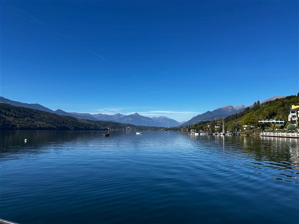 Blick über den Millstätter See in die Berge