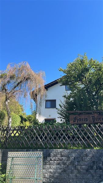 Das Haus-Jura-Schild am Gartenzaun