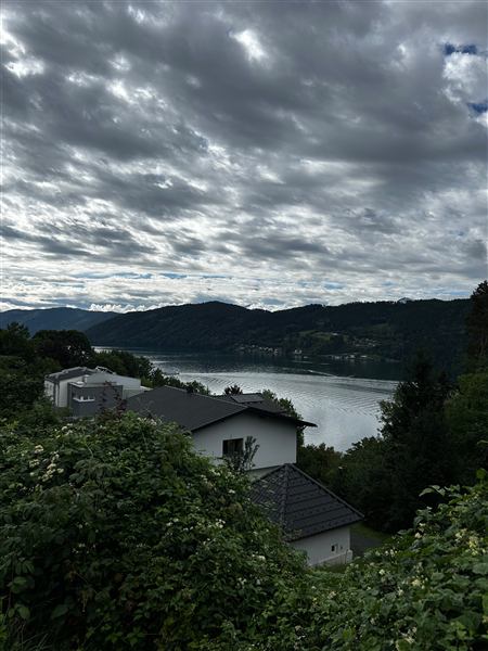 Seeblick bei bewölktem Himmel