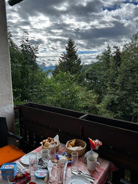 Gedeckter Frühstückstisch auf dem Balkon