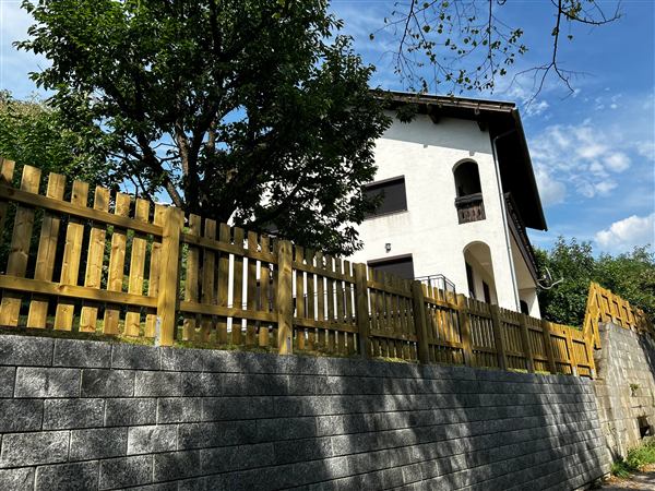 Haus Jura hinter dem Holzzaun