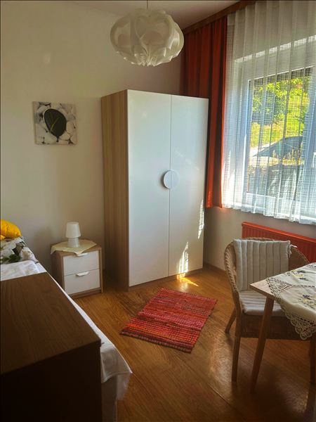 Zimmer mit Schrank und Sitzplatz