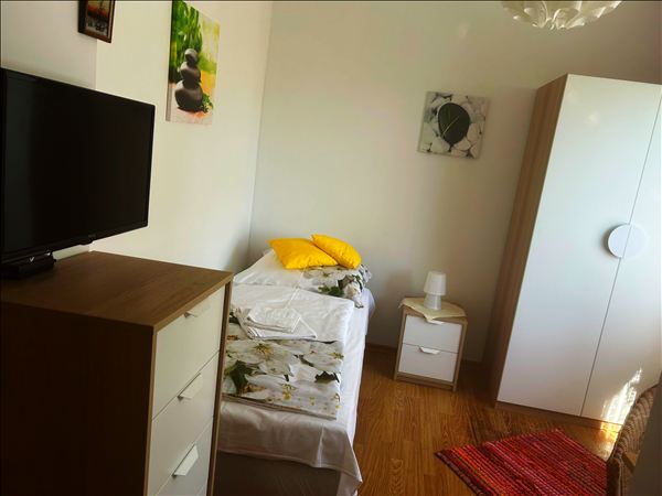 Einzelzimmer mit Kleiderschrank